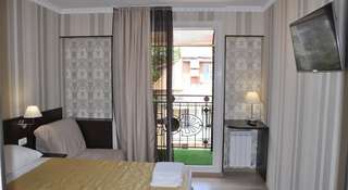 Гостиница Lilia Guest House Лазаревское Двухместный номер Делюкс с 1 кроватью или 2 отдельными кроватями и балконом-3