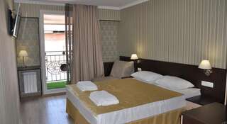 Гостиница Lilia Guest House Лазаревское Двухместный номер Делюкс с 1 кроватью или 2 отдельными кроватями и балконом-1